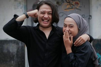 Kisah Cinta yang Unik! Iseng Diam-diam Merekam Cowok di KRL, Eh Berujung Lamaran