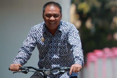 Bercanda Ada Bom, Mantan Bupati Buton Selatan La Ode Arusani Diturunkan dari Pesawat