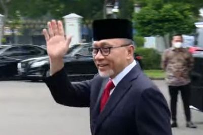 Disebut Bakal Jadi Menteri, Zulhas Tersenyum saat Tiba di Istana