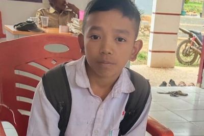 Mengharukan! Tinggal di Lereng Gunung, Siswa SD Ini Rela Jalan Kaki 3 Jam Demi ke Sekolah