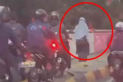 Aksi Pejalan Kaki Halangi Pemotor yang Terobos Trotoar, Banjir Pujian dari Netizen