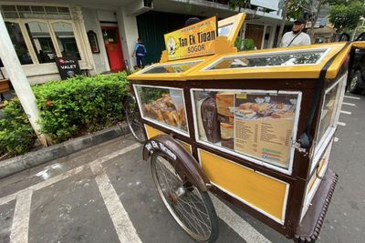 Pedagang Roti Tan Ek Tjoan Tetap Untung Hingga Rp500 Ribu Meski Ada Dua Merek yang Sama