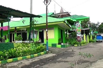 Setelah Kampung Warna-warni Jodipan, Kini Muncul Kampung Hijau yang Dihuni Dinosaurus