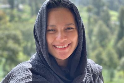 Indah Permatasari Cantik Pakai Hijab Hitam Pipinya Menggendut, Netizen: Masyaallah Bumil
