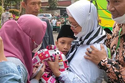 Hujan Tangis Warnai Pemberangkatan Haji, Anak Ini Tak Mau Lepas Ibunya