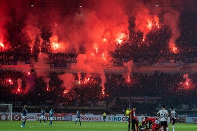 Dear Pendukung Persib, Jangan Nyalain Flare di Piala Presiden: Laga Bisa Pindah dari GBLA!