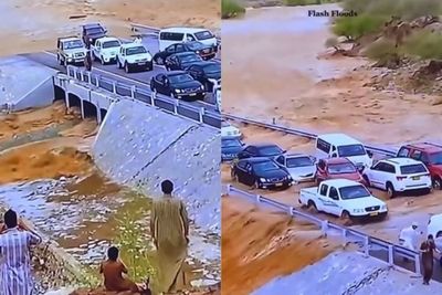 Santuy, Bocah ini Duduk Bersila di Pinggir Sungai saat Banjir Bandang Melanda!