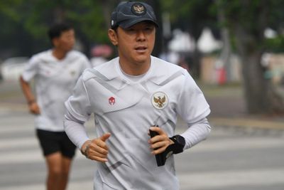 Keren! Sikap Respek Shin Tae-yong kepada Pelatih Nepal Tuai Pujian