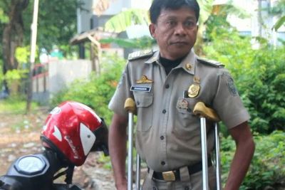 Belajar dari Baharuddin, Satpol PP Teladan yang Gak Minder dengan Keterbatasan