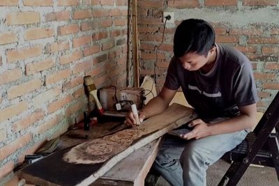 Cuma Belajar dari YouTube, Kuli Bangunan Ini Cuan Terus dari Iseng Buat Lukisan Bakar