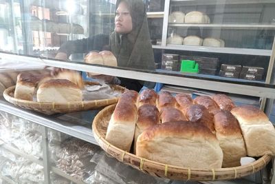 Kedai Ini Sudah Ada Sebelum Indonesia Merdeka, Rasa Roti Bakarnya Masih Sama!