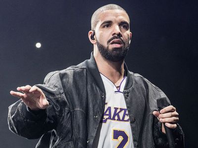 Refleks Cepat, Drake Berhasil Tangkap Buku yang Dilempar Fans ke Arahnya: Kamu Beruntung Aku Cepat!