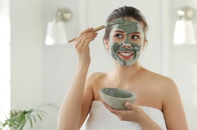 Sheet Mask vs Clay, Mana yang Lebih Efektif Bikin Wajah Glowing dan Sehat Selamanya?