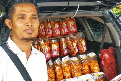 Wow! Cuma Jualan Keripik Pedas Pria Ini Sukses Beli Mobil, Cuannya Berapa?