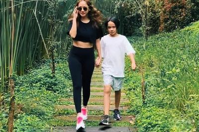BCL Pamer Gaya Baju Crop Top Hitam Jogging Bareng Noah, Netizen Salfok Sama Perut