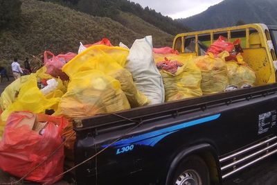 Duh! Usai Acara Ini Lautan Pasir Bromo Penuh Sampah, Sampai Diangkut Pakai 10 Pick Up!