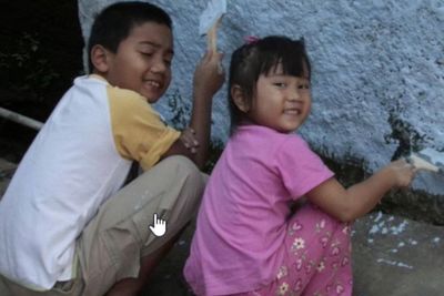 Ridwan Kamil Unggah Foto Kecil Eril dan Zara Ngecat Tembok Rumah Warga, Netizen Terharu