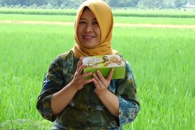 Kisah Nurhayati, Ibu Rumah Tangga Sukses Bikin Tempe Sehat Hingga Punya Pabrik Sendiri!