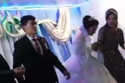 Pria Uzbekistan Pukul Pengantin Wanita di Atas Pelaminan, Kalah Permainan Buka Permen