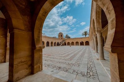 Indahnya Masjid Terbesar di Afrika Utara, Punya Mihrab dari Abad Ke-8 M!