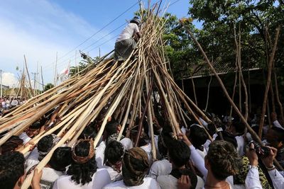 Satu-satunya Desa di Bali Ini Punya Tradisi Mekotek, Dulunya Sempat Dilarang Belanda!