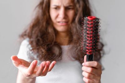 5 Alasan Rambut Kamu Cepat Menipis, Nomor 1 Hindari
