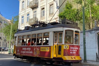 Pengalaman Berwisata Naik Tram Kuno di Lisbon, Seru tapi Rawan Copet!