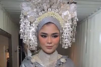 Diam-diam Nikah, Cantiknya Sivia Azizah Jadi Pengantin Minang Pakai Suntiang