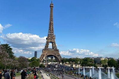 4 Lokasi Syuting Serial Netflix Emily in Paris yang Kini Jadi Tempat Wisata