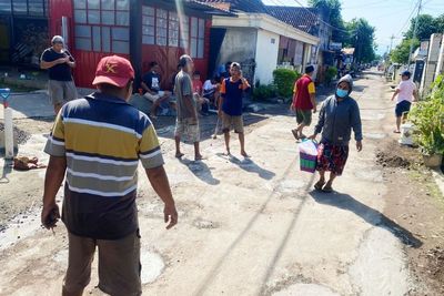 15 Tahun Tak Diperbaiki, Jalan di Tengah Kota Ponorogo Ditambal Warga! Bupatinya Kemana?