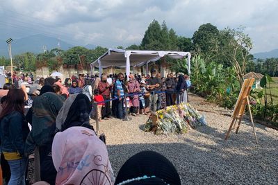 Masya Allah! Enam Hari Berlalu, Warga Masih Ramai Ziarah ke Makam Eril Sampai Menangis