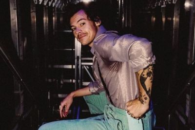 Respect! Harry Styles Hentikan Konser Demi Temukan Keberadaan Guru Sekolah Pertamanya