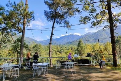 Cuma di Sini, Ada Kafe dengan View 3 Gunung Sekaligus! Cocok buat Healing!