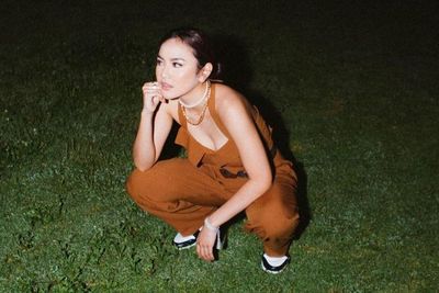 Gaya Gemas Mahalini Jongkok Pakai Jumpsuit Coklat, Banyak yang Salfok Gegara Ini