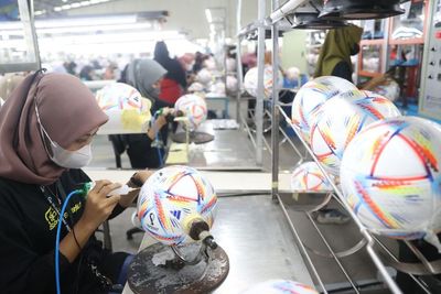 FAKTA! Bola Piala Dunia 2022 Qatar, Ternyata Dibuat Emak-emak Madiun