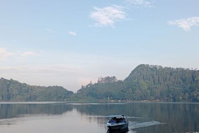 Di Balik Pesonanya, Telaga Ini Menyimpan Legenda Naga yang Sisiknya Berbunyi Aneh !