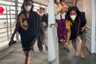 Viral, Pria Gondrong Santai Pakai Sarung dan Lepas Sandal saat Naik Pesawat