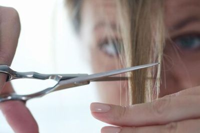 6 Tutorial Potong Poni di Rumah Tanpa Ragu dan Mudah