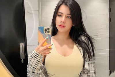 Tampil Casual Sambil Selfie, Model Baju Maria Vania Bikin Netizen Heboh