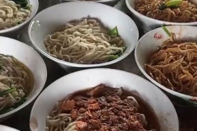 Sudah Lewat Jam Makan Siang, Antrean Mie Ayam Pak No Tak Kunjung Surut