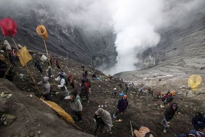 Menengok Perjuangan 'Marit' Berebut Sesajen di Kawah Bromo, Tak Takut Terperosok