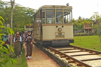 Gak Usah ke Eropa, di Kota Ini Bisa Naik Tram Tua Versi Low-Budget!