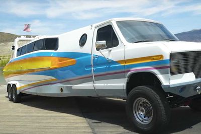 Unik! Gaya Modifikasi Mobil RV Berperahu, Bisa Santuy di Tengah Laut