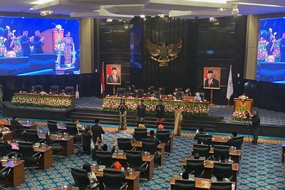 Momen Anies dan Ketua DPRD Prasetyo Kompak Menari Tortor saat Sidang Paripurna HUT Jakarta