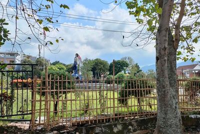 Dear Wali Kota Batu, Pagar Taman Makam Pahlawan Kok Pakai Bambu?