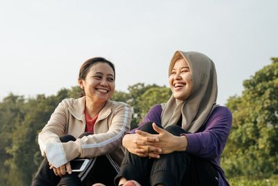 15 Contoh Pantun Jenaka Lucu yang Menghibur dan Bikin Ketawa