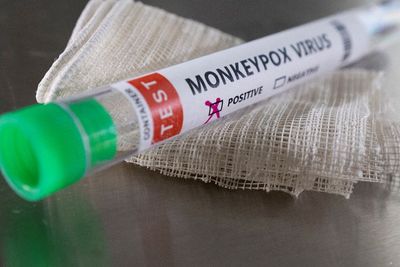 Vaksin AstraZeneca Diklaim Jadi Penyebab Cacar Monyet, Benarkah?