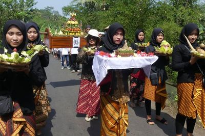 Gak Ada Pernikahan, Ratusan Gadis Jepara Mengarak Hantaran Pengantin ke Makam!