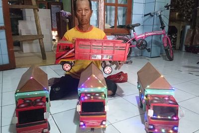Mengaku Iseng, Kakek Madiun Cuan Jutaan Gegara Bikin Mainan dari Limbah