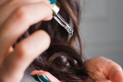 10 Vitamin Rambut untuk Mengatasi Rambut Kering dan Mengembang